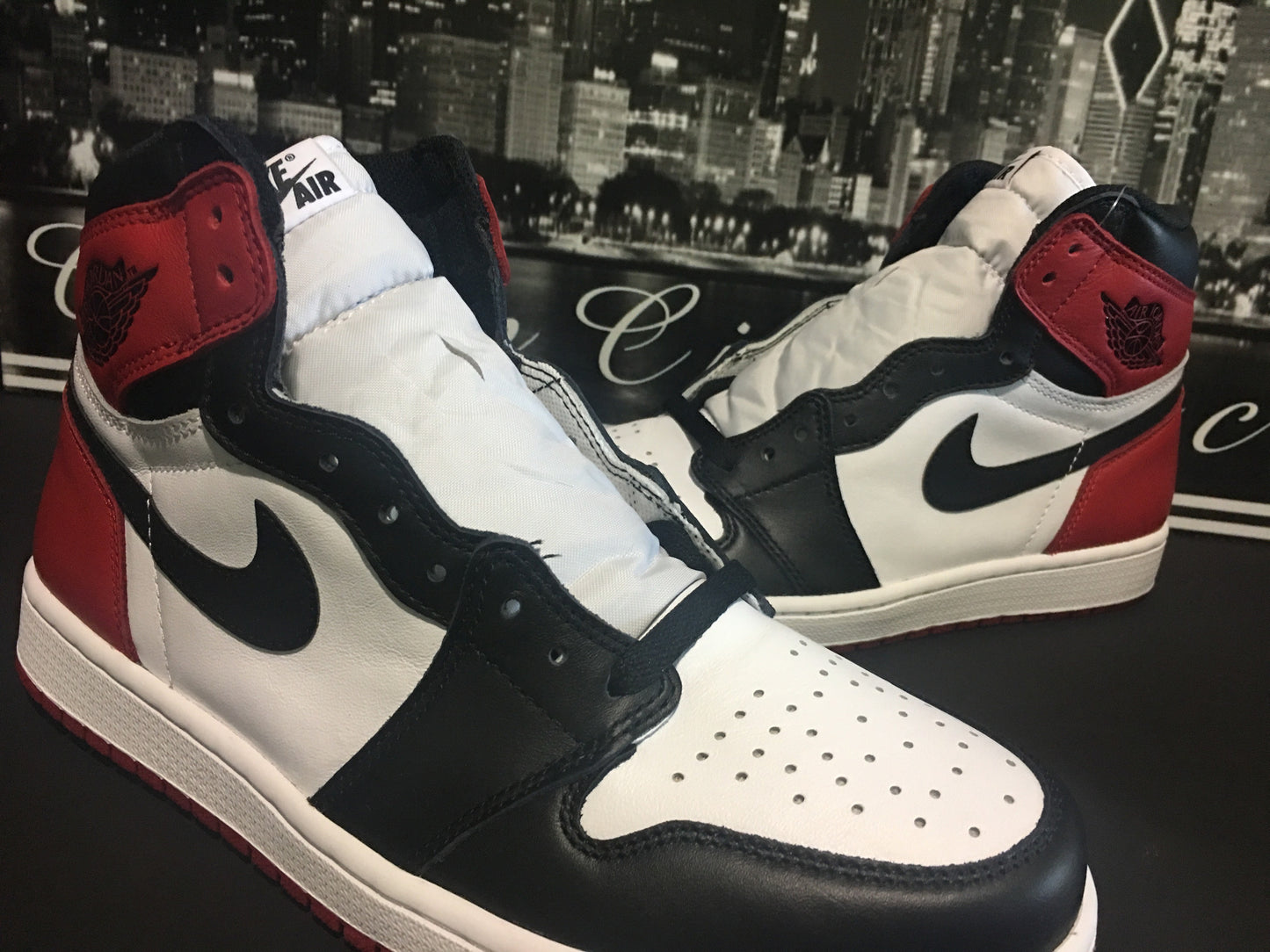 Jordan Retro 1 OG High "Black Toe"